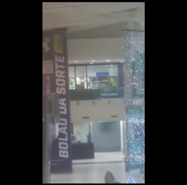 Momento em que a polícia ocupou o shopping em busca dos assaltantes