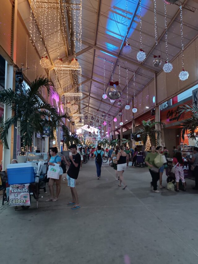 Calçadão de Imperatriz decorado para o período especial de Natal