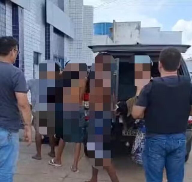 Imagem divulgada pela polícia e que mostra o momento da prisão